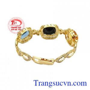 Lắc tay đá quý sang trọng là sự kết hợp từ vàng tây 14k cùng đá sapphir, thạch anh vàng và đá topaz thiên nhiên. 