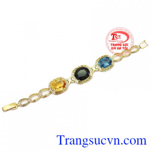 Sự kết hợp hài hòa mang đển vẻ sang trọng và quý phái. Lắc tay đá quý sang trọng