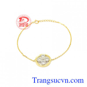 Lắc tay nữ hoa vàng 10k Korea là sản phẩm được chế tác, tinh tế, đơn giản.