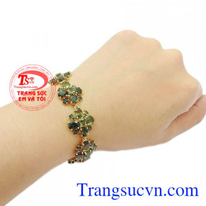 Sapphir thiên nhiên là biểu tượng của tình yêu, của hôn nhân bền vững. Lắc tay sapphir quý phái