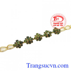 Thiết kế sang trọng, tinh tế mang đến nét quý phái cho người dùng. Lắc tay sapphir quý phái