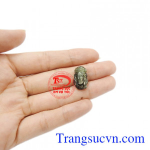 Sản phẩm có thể kết hợp với vàng để làm mặt dây đeo. Mặt Chúa Giê-su sapphir thiên nhiên.