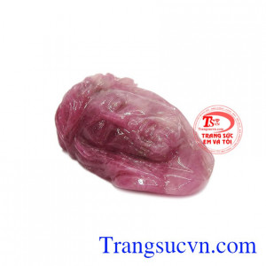 Mặt Chúa Giê-su thương xót là sản phẩm được chế tác từ ruby thiên nhiên. 