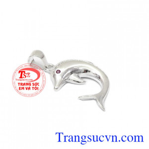 Mặt dây bạc cá heo được kết hợp từ bạc và đá cz tạo độ lấp lánh.