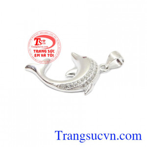 Trang sức bạc tinh tế. Mặt dây bạc cá heo