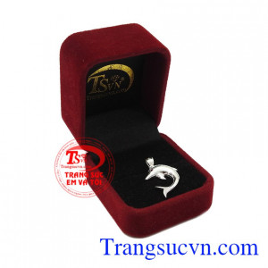Sản phẩm là món quà ý nghĩa để dành tặng cho người thân yêu của bạn. Mặt dây bạc cá heo.