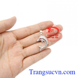 Thiết kế tinh tế, nhẹ nhàng giúp bạn gái có thể kết hợp với nhiều trang phục. Mặt dây bạc cá heo