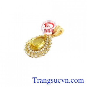 Mặt dây được gắn một viên đá chủ là đá màu nhiệm truyền năng lượng hồi sinh cho cơ thể, và ngược lại lấy đi năng lượng tiêu cực,Mặt dây Beryl vàng 14k