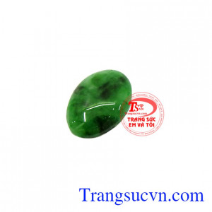 Từ thời xa xưa, con người đã cho rằng đeo ngọc trên người tốt cho vận khí, tốt cho sức khỏe, tốt cho tiền tài