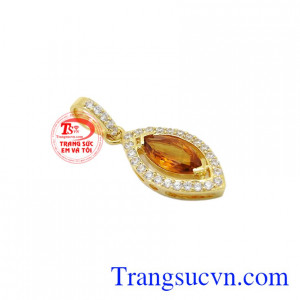 Mặt dây nữ thạch anh vàng được thiết kế tinh tế, có thể kết hợp với dây chuyền vàng.