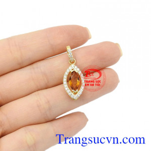 Mặt dây nữ thạch anh vàng tinh tế.