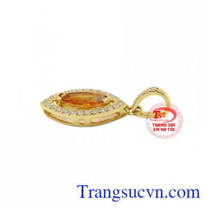 Mặt dây nữ thạch anh vàng phù hợp với nhiều kiểu quần áo.