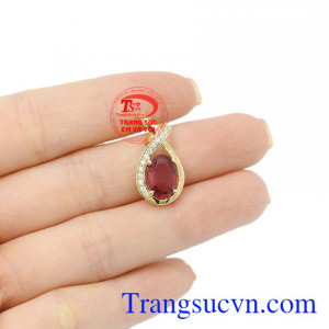 Mặt dây nữ vàng Spinel có giấy kiểm định đá quý uy tín.