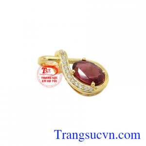 Mặt dây nữ vàng Spinel có thể kết hợp với dây chuyền vàng.
