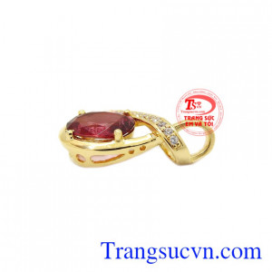 Mặt dây nữ vàng Spinel hợp với nhiều kiểu quần áo.
