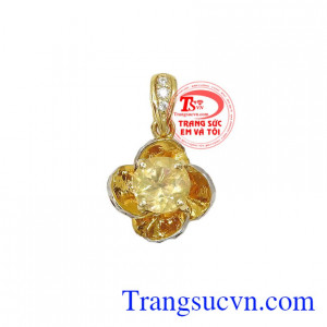 Mặt dây Opal Hoa Hồng là món quà ý nghĩa dành tặng các bạn nữ