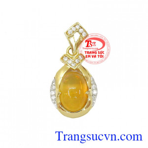 Những viên Opal giống như những viên ngọc lấp lánh, rực rỡ sắc màu do có hiệu ứng lóe màu sặc sỡ