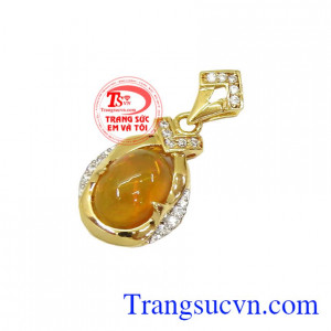 Người ta tin rằng viên ngọc lấp lánh sẽ mang lại sự may mắn như chính thứ ánh sáng nó đang phát ra