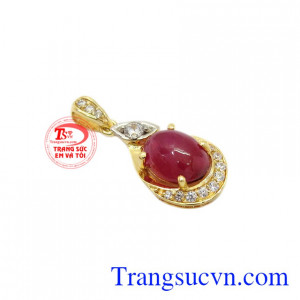 Mặt dây ruby dịu dàng toát lên vẻ nữ tính của người phụ nữ phương Đông.