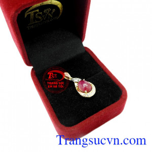 Mặt dây ruby dịu dàng.