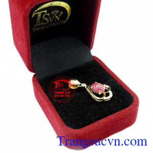 Mặt dây ruby sang trọng.