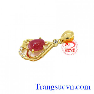 Mặt dây ruby sang trọng toát lên vẻ sang trọng, hiện đại cho phái đẹp.