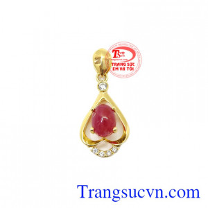 Mặt dây ruby sang trọng được chế tác từ đá ruby thiên nhiên và vàng 14k.