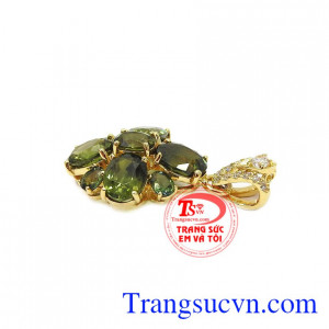 Thiết kế sang trọng, tinh tế mang đến nét đẹp quyến rũ cho người dùng. Mặt dây sapphir quý phái