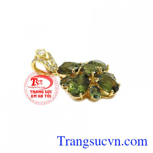Mặt dây sapphir quý phái được kết hợp hài hòa giữa vàng tây và đá sapphir thiên nhiên.
