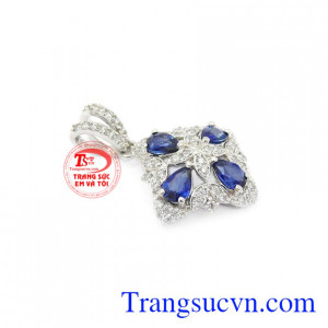 Mặt dây Sapphire vàng trắng tôn lên vẻ sành điệu, hợp thời trang cho những quý cô hiện đại.