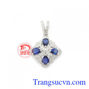 Mặt dây Sapphire vàng trắng được thiết kế sang trọng, tinh tế.