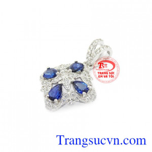Mặt dây Sapphire vàng trắng kết hợp cùng dây chuyền vàng trắng làm toát lên vẻ sang trọng, thời thượng cho phái đẹp.