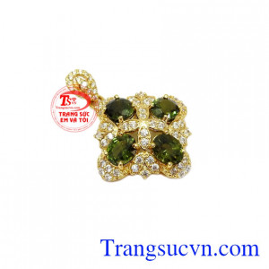 Mặt dây được gắn viên đá chủ ở giữa tôn lên vẻ đẹp và làm tăng sự nổi bật viên đá,Mặt dây Sapphire xanh chuối