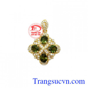 Mặt dây Sapphire xanh chuối là sản phẩm được chế tác từ đá Sapphire thiên nhiên kết hợp với vàng 14k chuẩn chất lượng,Mặt dây Sapphire xanh chuối