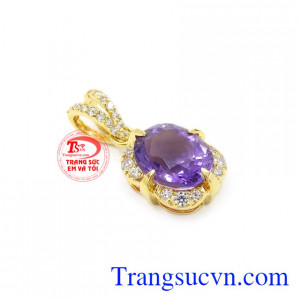 Mặt dây chuyền đá thạch anh tím còn có tác dụng rất tốt đối mặt dây chuyền phong thuỷ giúp đem lại tình cảm, may mắn.