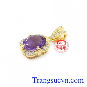 Mặt dây thạch anh tím bọc vàng có ý nghĩa tượng trưng cho tình yêu cao thượng, sắc đẹp.