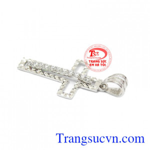 Thiết kế tinh tế cùng những viên đá cz lấp lánh tạo điểm nhấn cho sản phẩm. Mặt dây thánh giá tinh tế