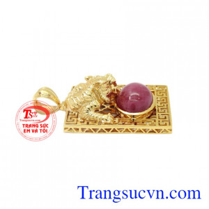 Mặt dây vàng hổ Ruby đem lại sự dũng mãnh, quyền lực cho người đeo.