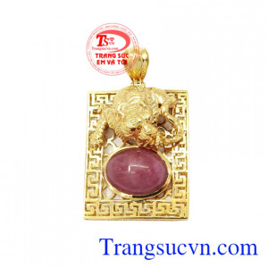 Mặt dây vàng hổ Ruby là sản phẩm được thiết kế độc đáo, mạnh mẽ, với đường nét tinh xảo.