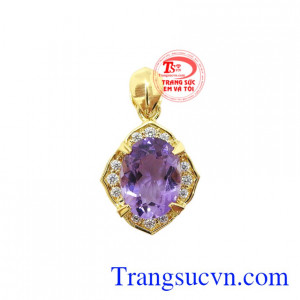 Mặt dây vàng thạch anh tím facet được thiết kế sang trọng, quý phái làm tôn lên vẻ đẹp của người đeo.