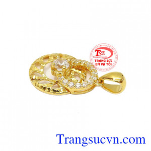 Thiết kế trẻ trung, năng động là món quà ý nghĩa cho người thân của bạn. Mặt dây xinh đẹp 18k