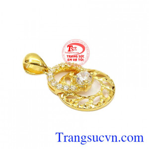 Mặt dây xinh đẹp 18k được chế tác tinh tế kết hợp vàng tây 18k cùng đá cz lấp lánh tạo điểm nhẫn cho sản phẩm. 