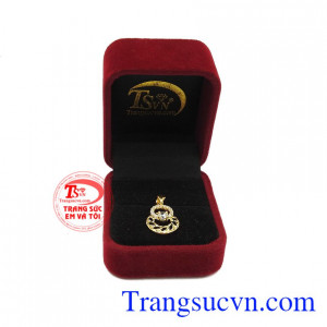 Quà tặng cho người thân và bạn bè. Mặt dây xinh đẹp 18k