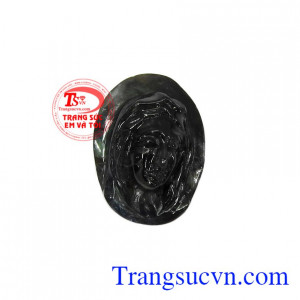 Mặt Đức mẹ sapphire thiên nhiên là sản phẩm được chế tác 3D tinh xảo và sắc nét