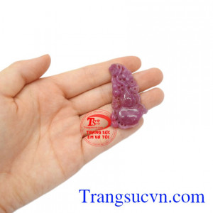 Mặt hồ lô ruby chất lượng thiên nhiên.