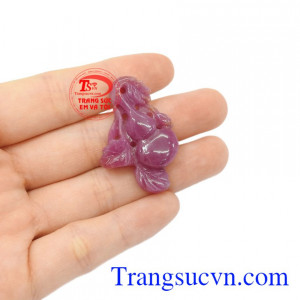 Mặt hồ lô ruby thiên nhiên.