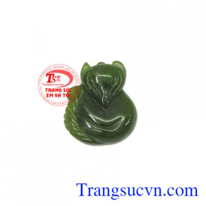 Mặt hồ ly Nephrite đẹp bền đẹp, được chạm khắc thinh tế, tỉ mỉ.