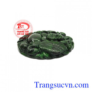 Là vật phẩm tôn kính trong Phong Thủy, mà khi chưng bày trong nhà sẽ mang lại rất nhiều điều tốt lành cho gia chủ, gia đạo,Mặt Jadeite di lặc cầm quạt ba tiêu