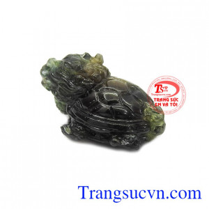 Mặt long quy sapphir cao cấp được chạm khắc từ sapphir thiên nhiên.
