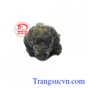 Việc chạm khắc tinh tế giúp sản phẩm càng trở nên quý giá. Mặt long quy sapphir cao cấp